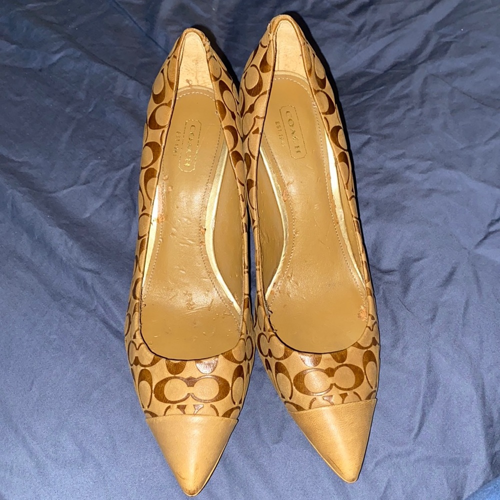 Coach pumps